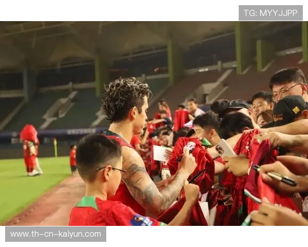 冠军球队基地开放日吸引大批粉丝参观，冠军足球场